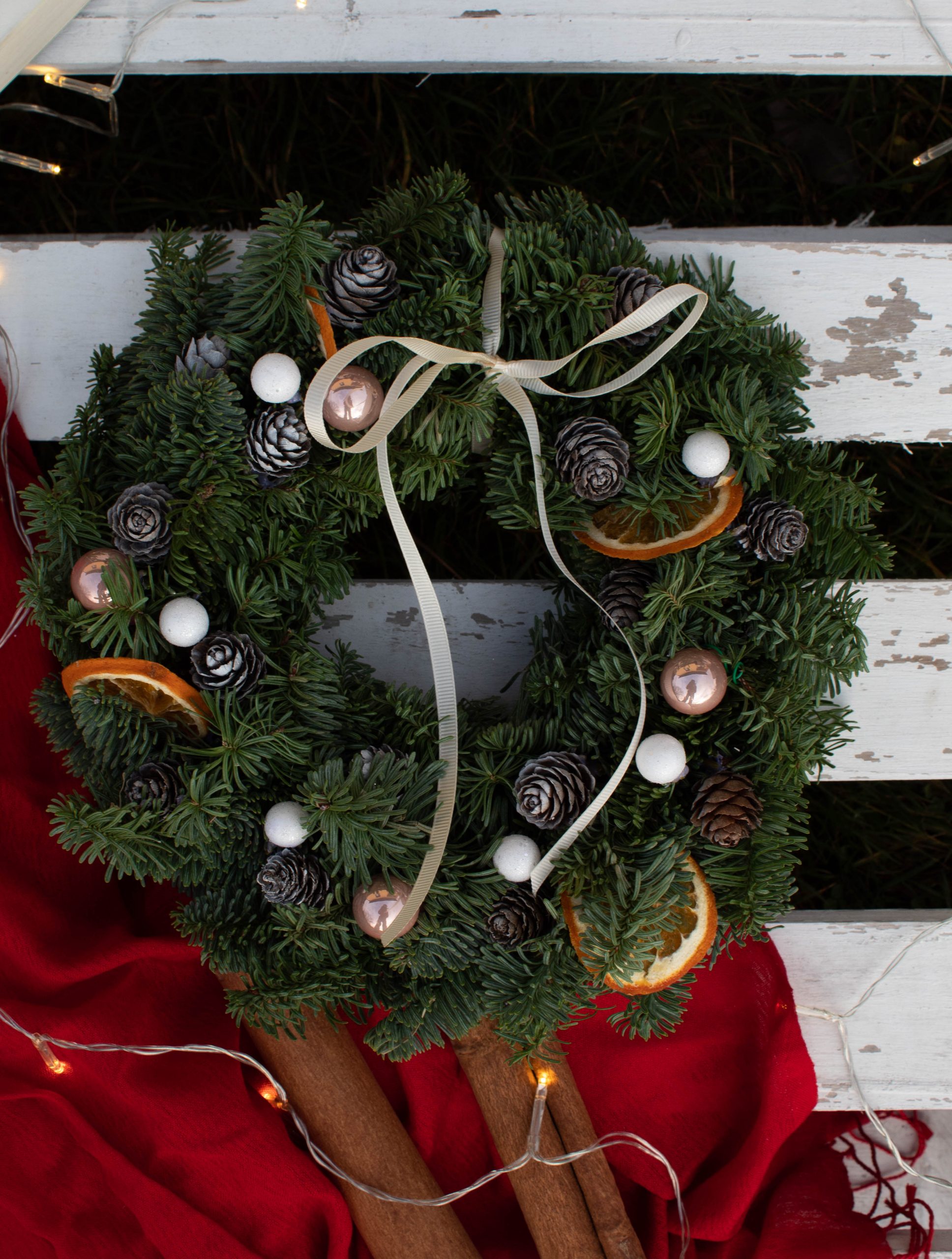 Wianek świąteczny żywy – SZARE SZYSZKI, S-M