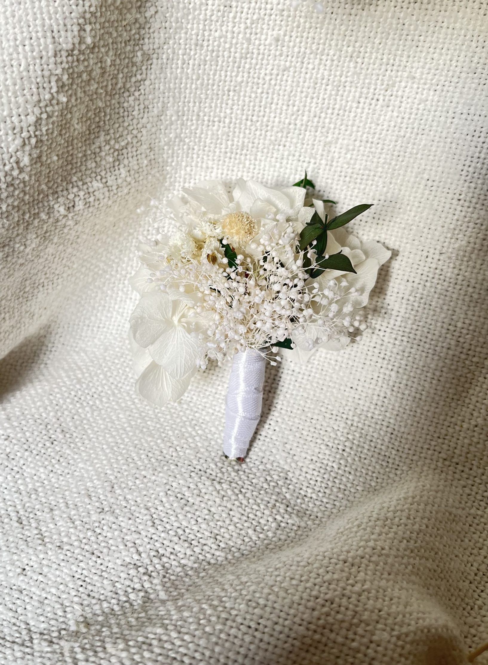 Butonierka Kwiatowa dla Pana Młodego – Kolekcja Gipsówka i Eukaliptus, S/M